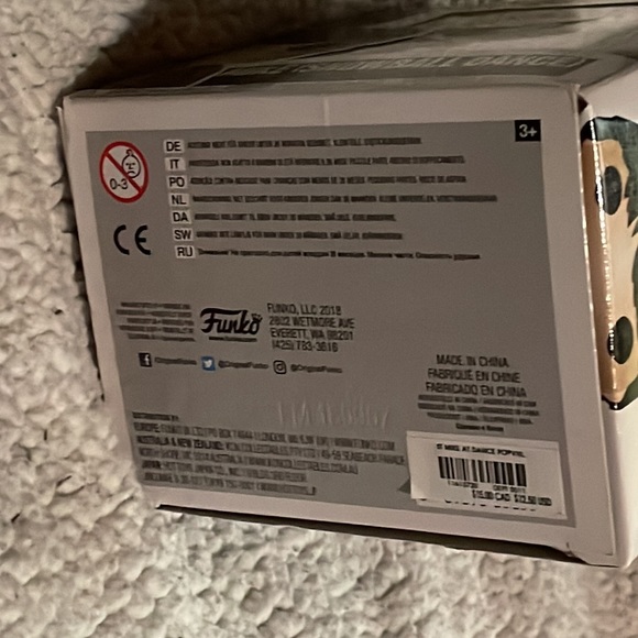 FREE GIFT 🎁 with bundle!! Funko Pop# 729 Mike (Snowball Dance) Stranger Things. - Picture 2 of 6